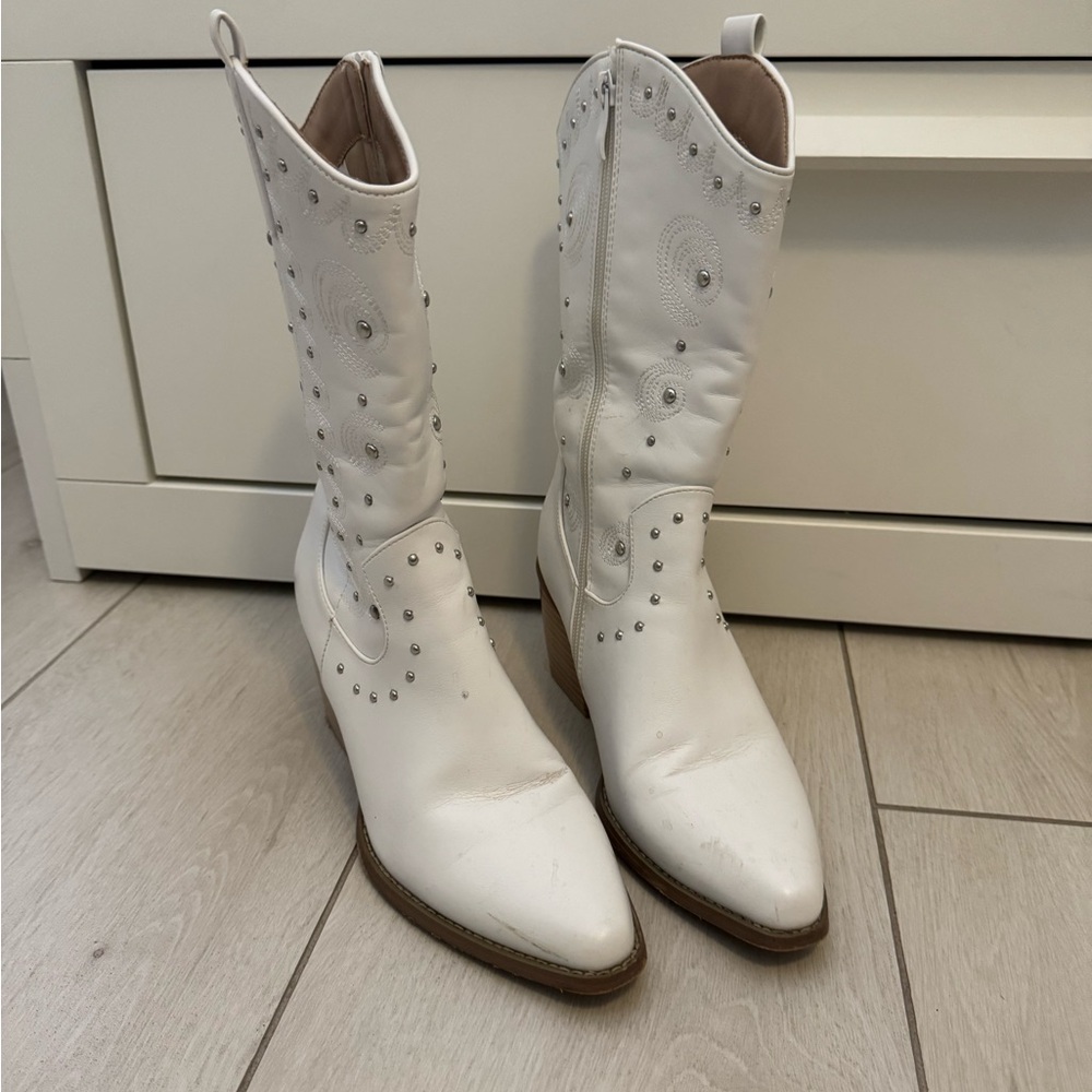 Dream Pairs White Studded Heeled Boots